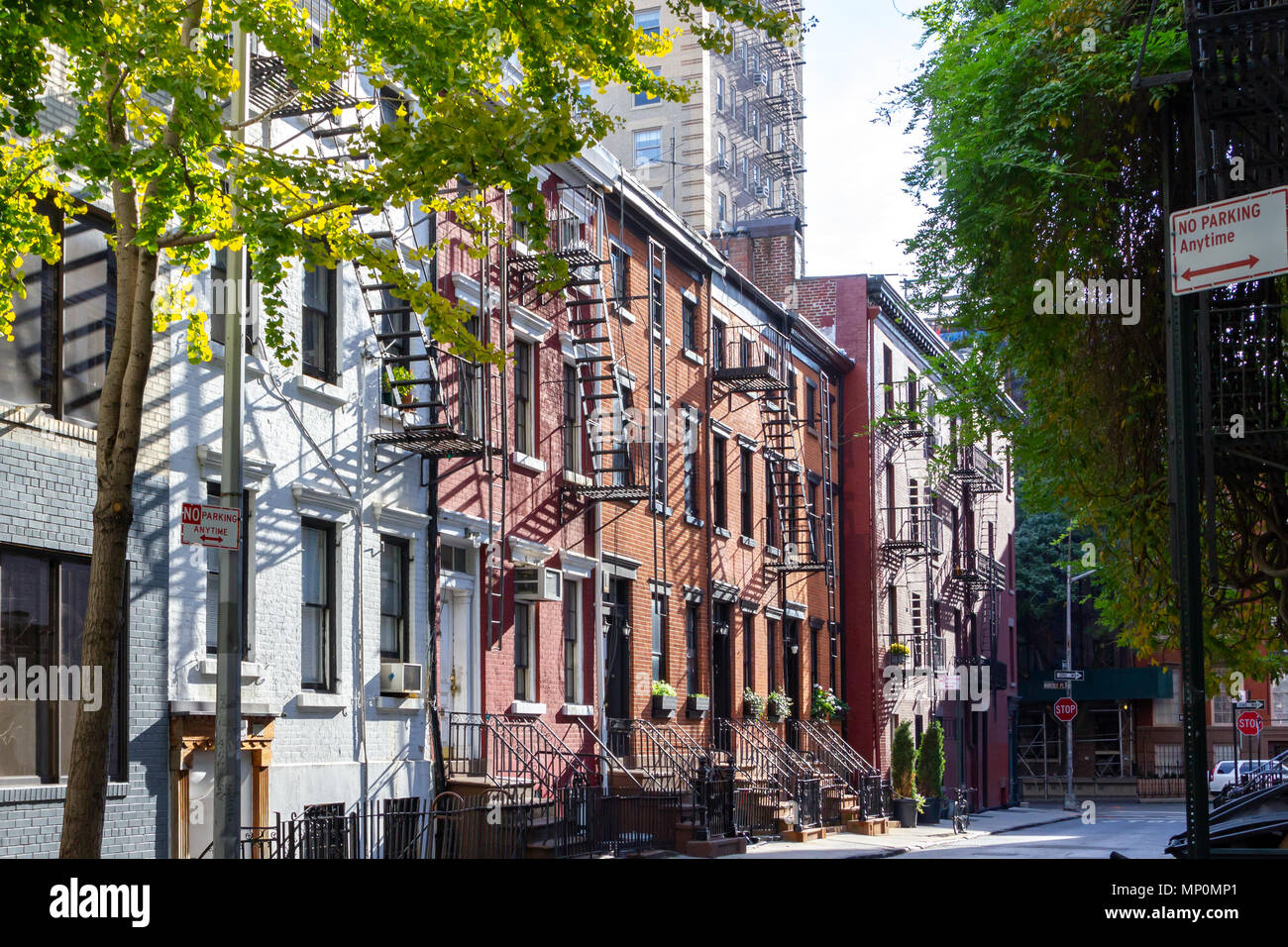 La luce del sole splende su edifici storici lungo il Gay Street nel Greenwich Village quartiere di Manhattan a New York City Foto Stock