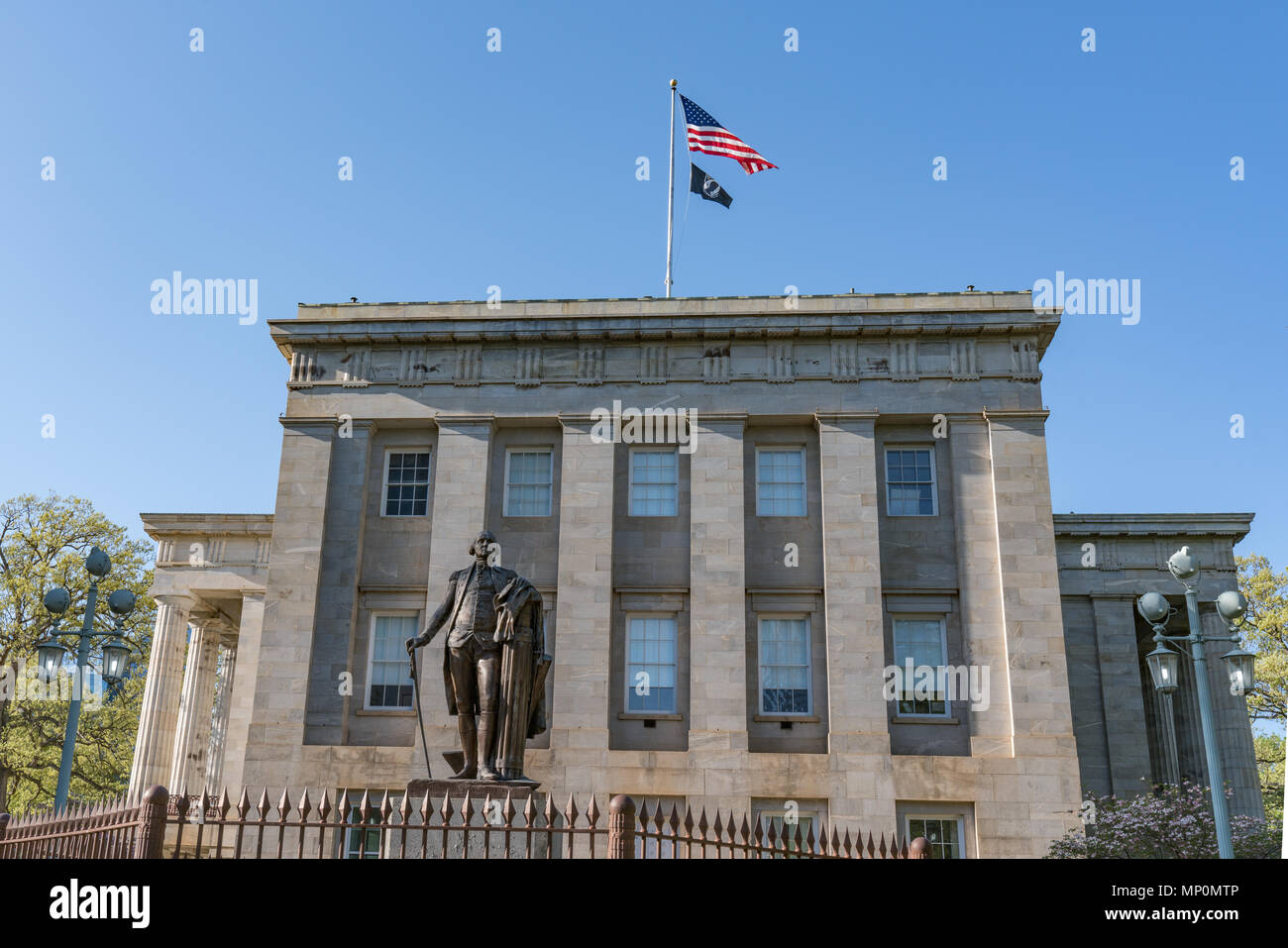 George Washington statua sulla motivazione della North Carolina Capitol Building in Raleigh Foto Stock