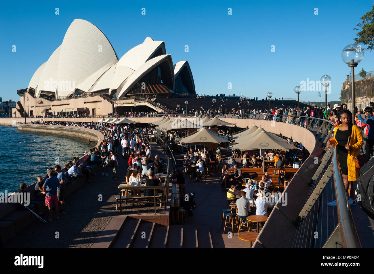 06.05.2018, Sydney, Nuovo Galles del Sud, Australia - Una vista della Sydney Opera House su Bennelong Point con la barra di Opera in primo piano. Foto Stock