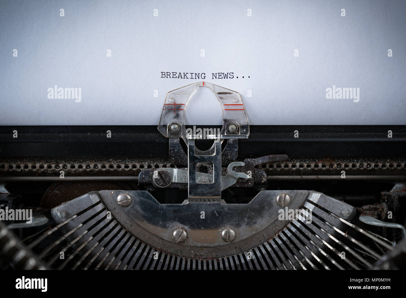 La frase Ultime notizie digitata su una vecchia macchina da scrivere Foto Stock