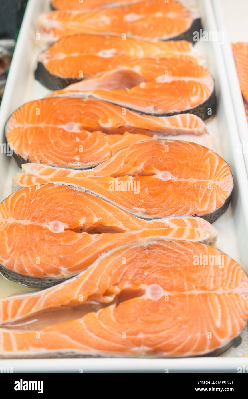 Fresh Cut Filetti di Salmone nel mercato del pesce Foto Stock