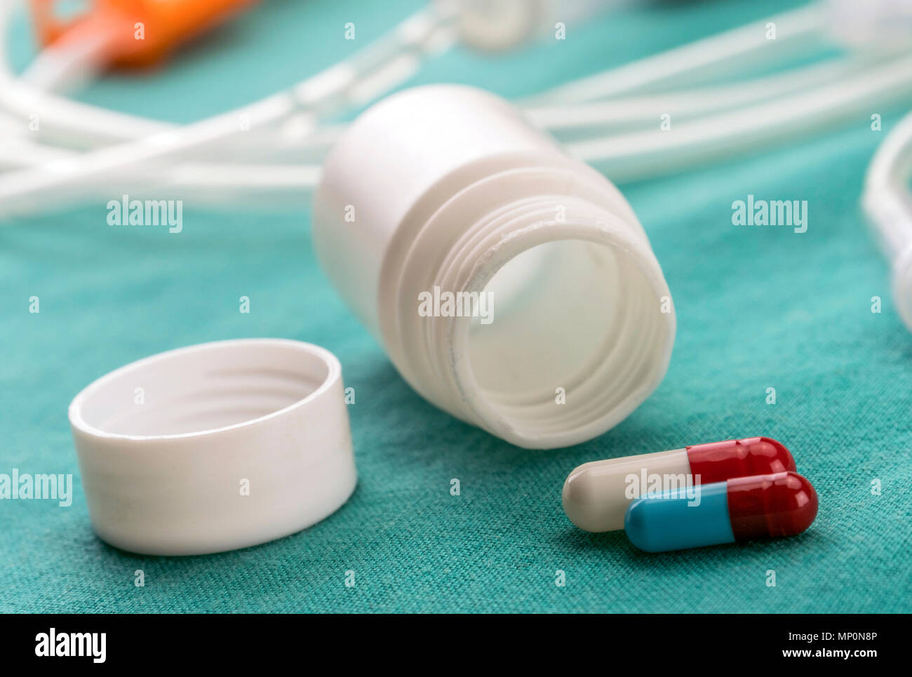Flaconcino e la barca di farmaci in una tabella di un ospedale, immagine concettuale Foto Stock