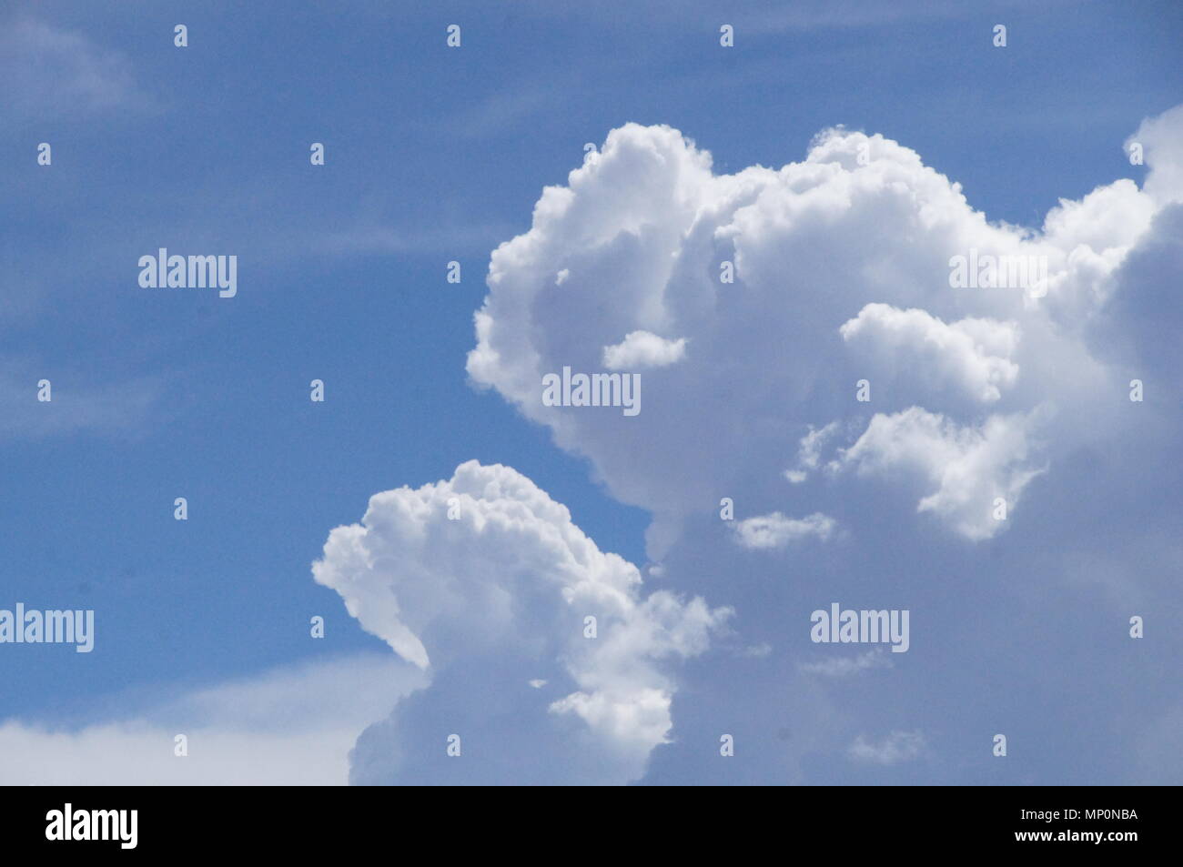 Le nuvole si raccolgono in Bolivia Foto Stock