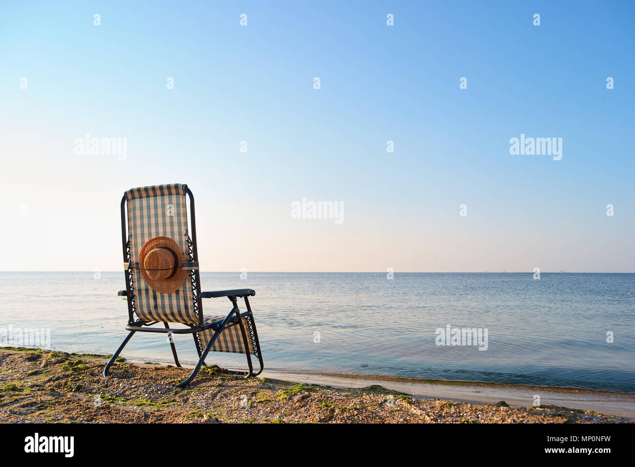 Vista posteriore deskchair in mattinata mare paesaggio. Foto Stock