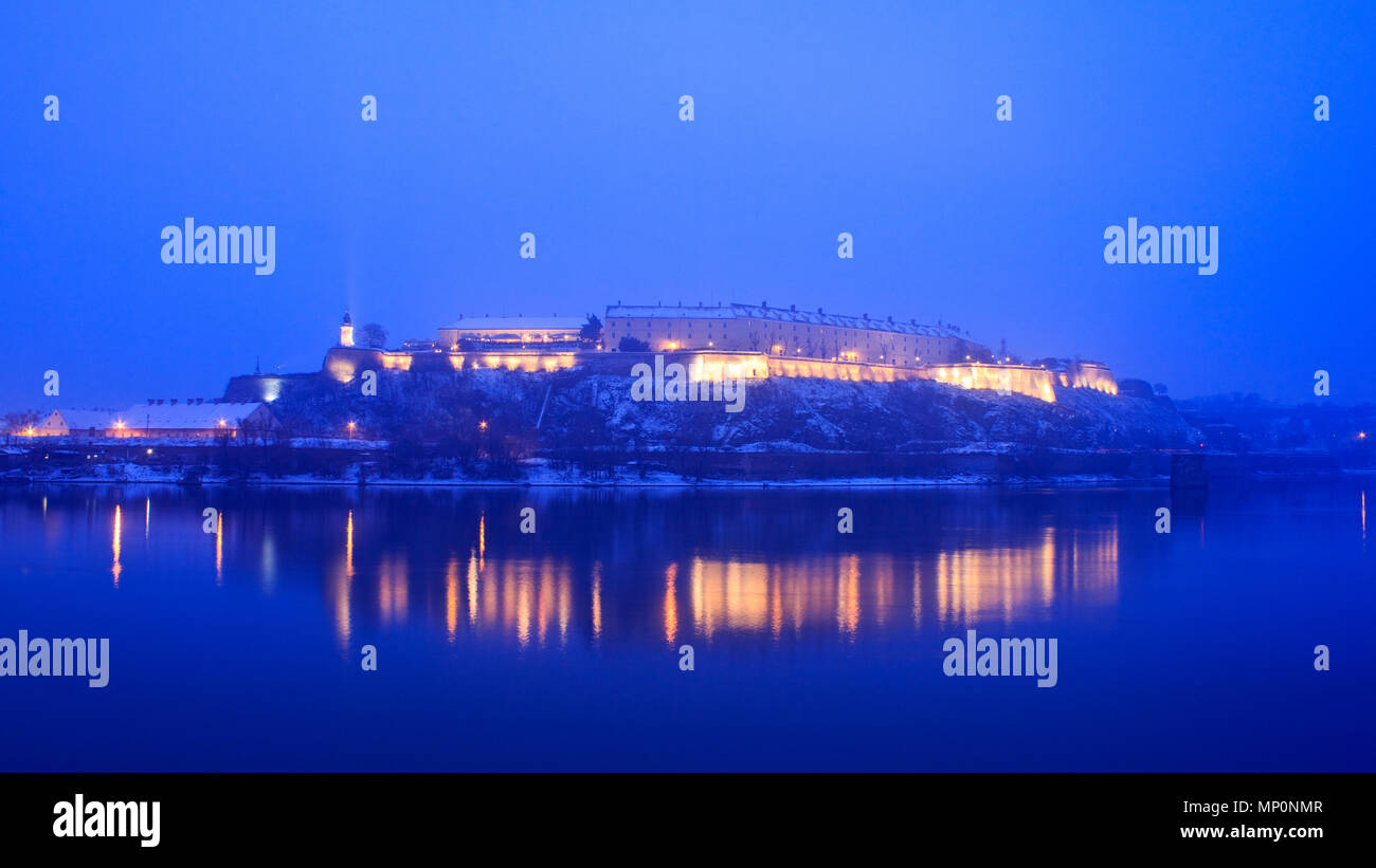 Petrovaradin Fortress e del Danubio a ora d'oro Foto Stock