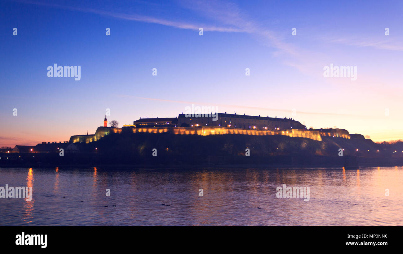 Petrovaradin Fortress e del Danubio a ora d'oro Foto Stock