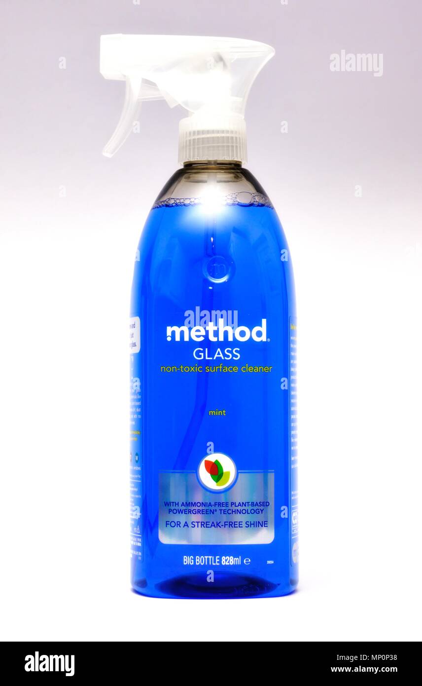 Metodo Pulivetro spray Flacone sfondo bianco Foto Stock