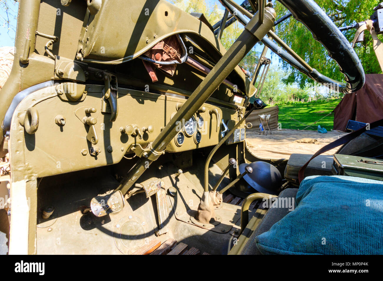 Seconda guerra mondiale vintage jeep. La guida del cruscotto e volante, Angelo Basso vista dal sedile lungo il cruscotto. Foto Stock