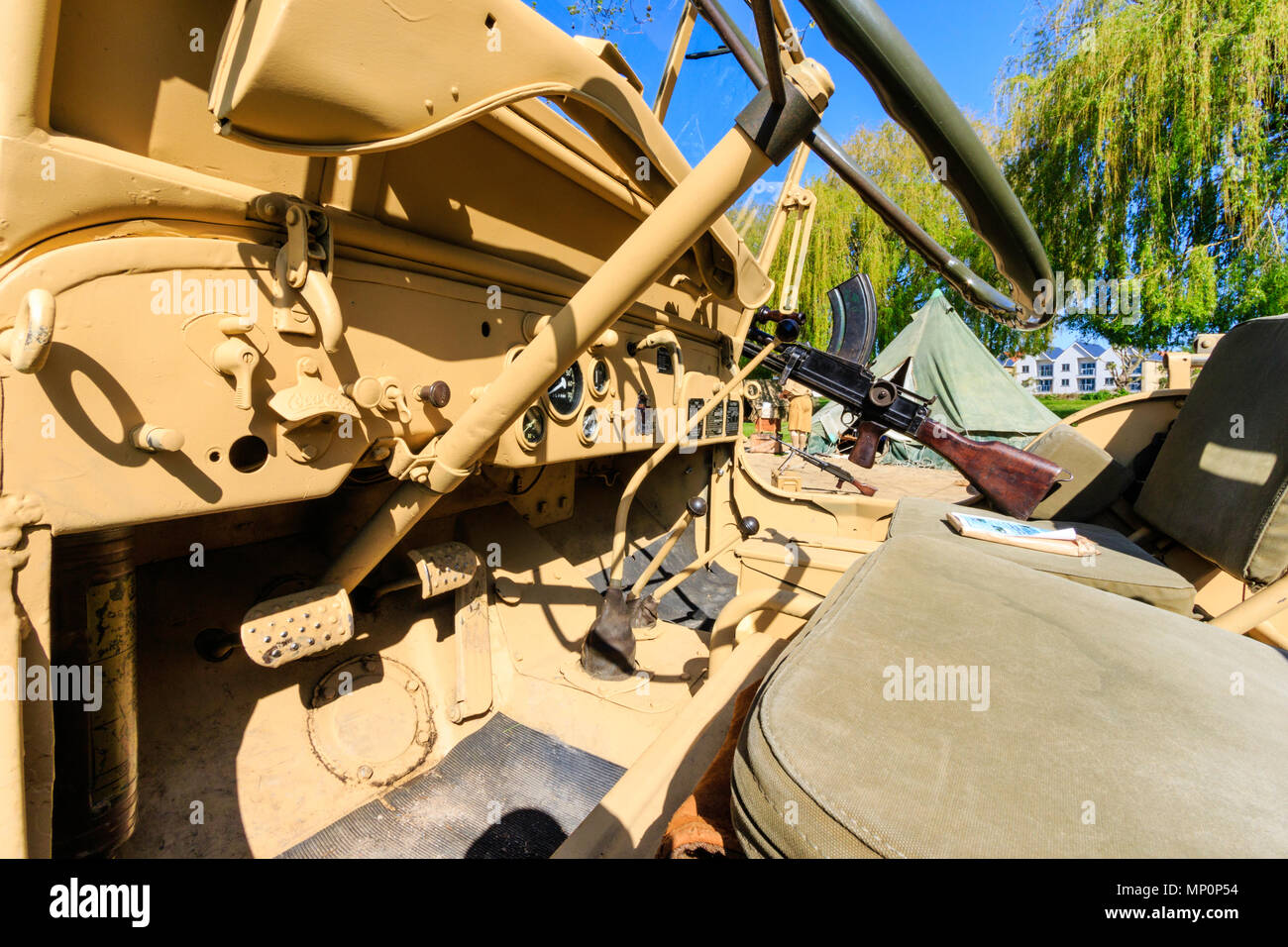 Seconda guerra mondiale vintage jeep. La guida del cruscotto e volante, Angelo Basso vista dal sedile lungo il cruscotto. Foto Stock