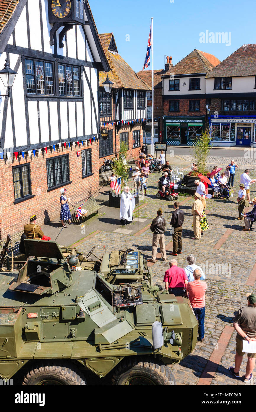 Sandwich Guildhall e mercato del bestiame square, aperto domenica servizio in chiesa con vicario e diversi reenactors e un Saracen FV603 personale armato c Foto Stock