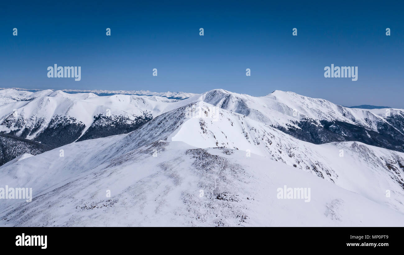 Vista aerea invernale sopra Loveland Pass, Colorado, USA Foto Stock