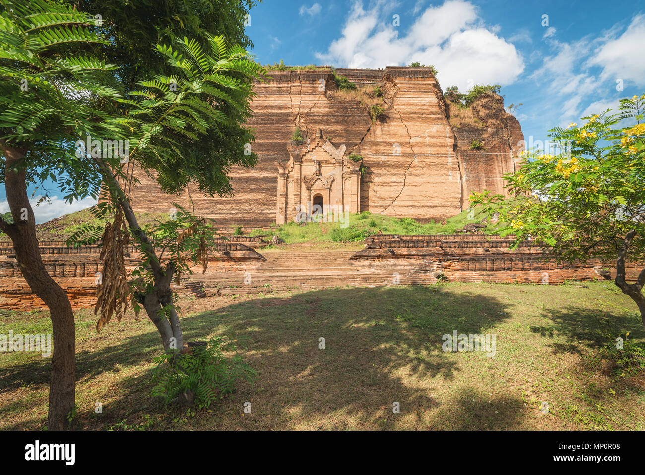 La Pagoda Pahtodawgyi, incompleti stupa in Mingun, non lontano da Mandalay, Myanmar Foto Stock