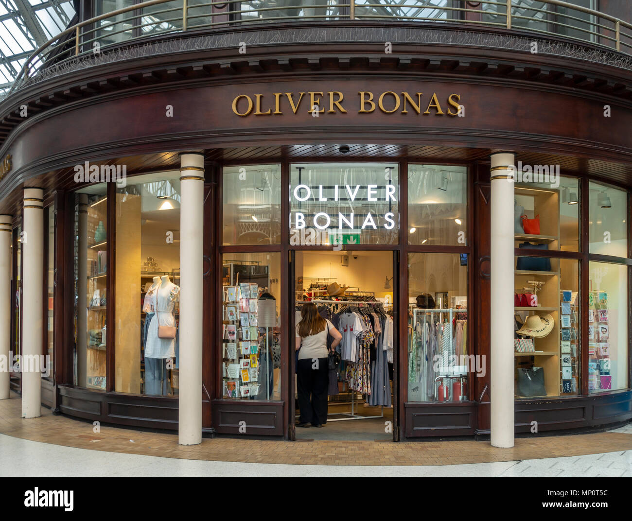 I clienti e la facciata di Oliver Bonas in uscita Stazione Centrale di Glasgow, Scotland, Regno Unito. Foto Stock