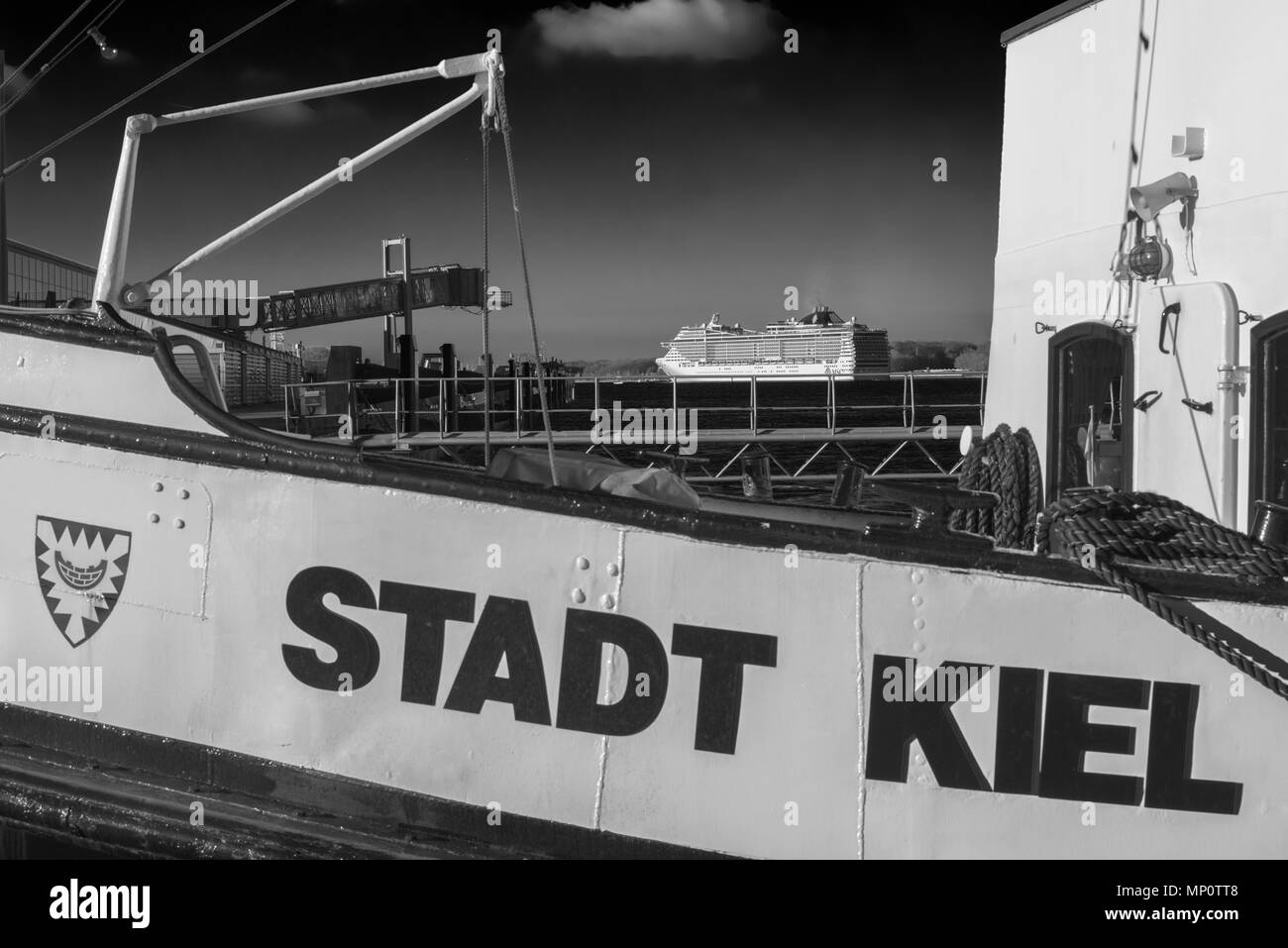 Lussuosa nave da crociera 'MSC Fantasia' lasciando la città di Kiel sul fiordo di Kiel per il Mar Baltico, Kiel, Schleswig-Holstein, Germania Foto Stock