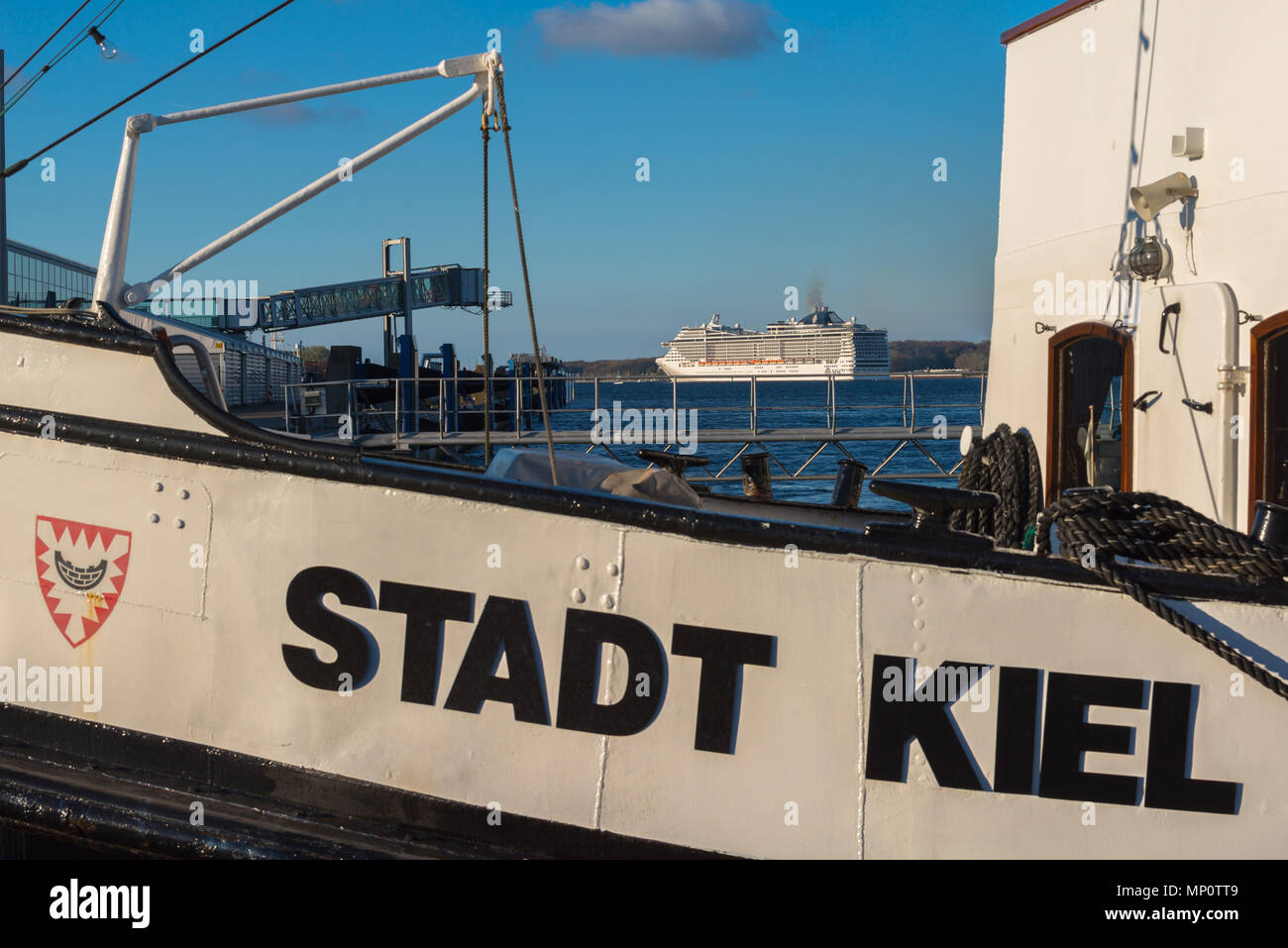 Lussuosa nave da crociera 'MSC Fantasia' lasciando la città di Kiel sul fiordo di Kiel per il Mar Baltico, Kiel, Schleswig-Holstein, Germania Foto Stock