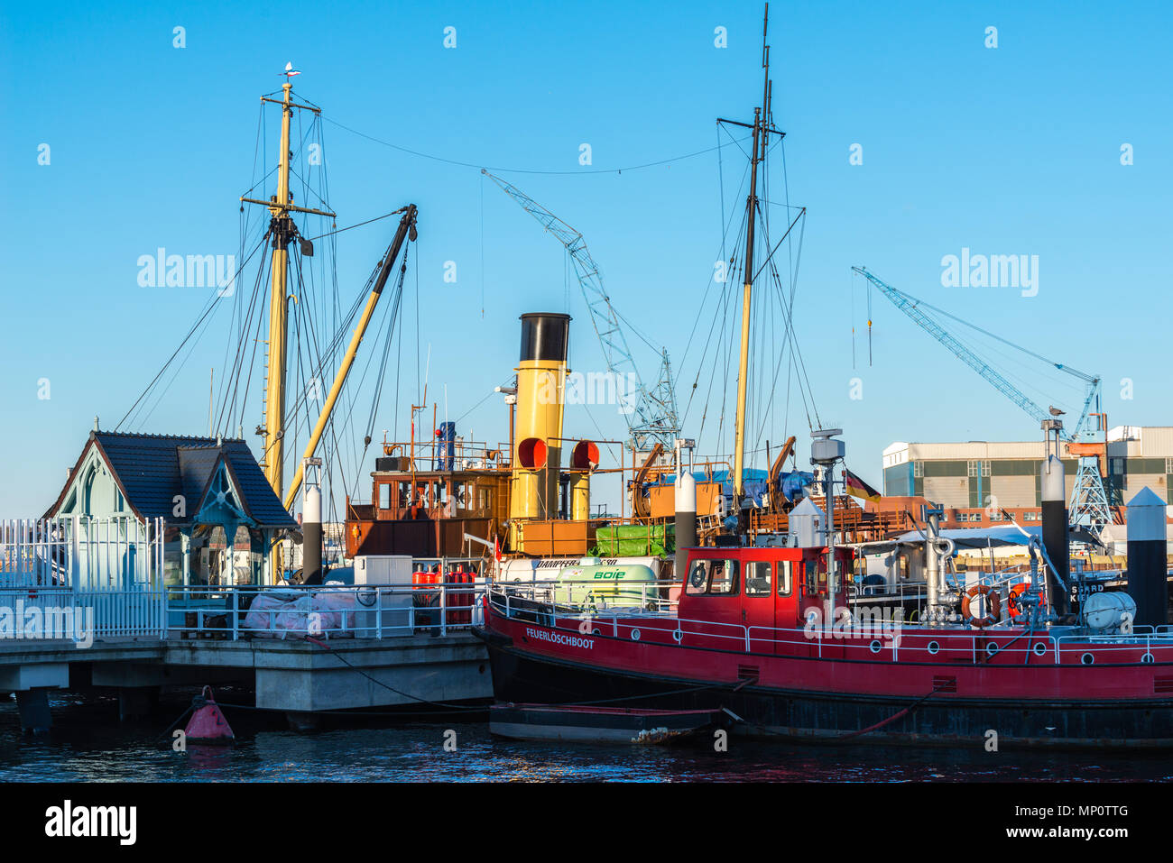 Vintage navi, un incendio in barca e a traino-barca, presso il molo del 'Museum ponte", Museumsbrücke o Museumshafen, Kiel, Schleswig-Holstein, Germania Foto Stock