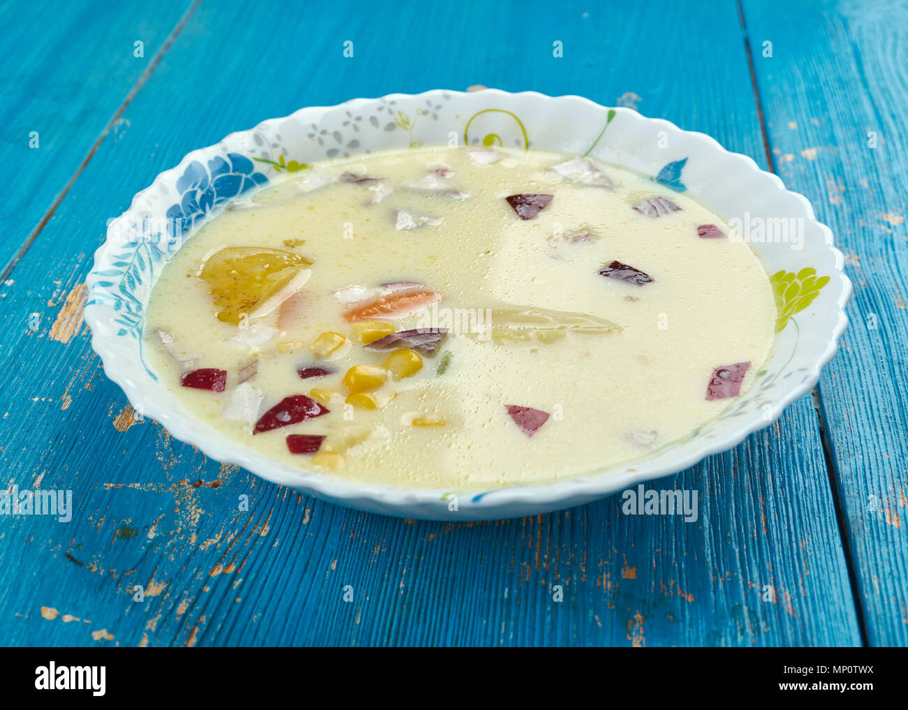 Estate zuppa di mais - Aggiungi stock e le patate e portare a ebollizione. Foto Stock