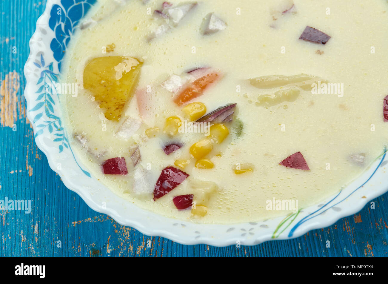 Estate zuppa di mais - Aggiungi stock e le patate e portare a ebollizione. Foto Stock