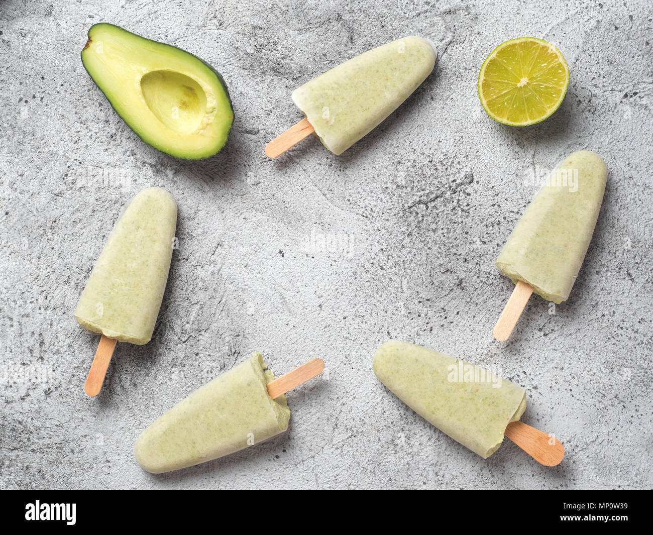 In casa materie vegane avocado lime ghiaccioli. Senza zucchero, non-dairy verde ice cream su sfondo grigio. Copia dello spazio. Vista dall'alto. Idee e ricette per snack sani, dessert o frullati Foto Stock