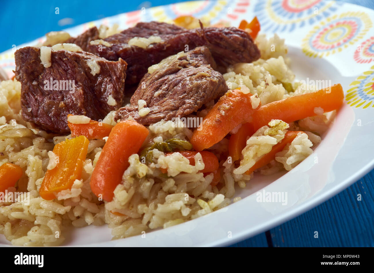 Qaboli pilaf - Kabuli palaw è un nord piatto afgano, una varietà di pilaf, costituito da riso al vapore miscelato con uvetta, le carote e l'agnello. Foto Stock