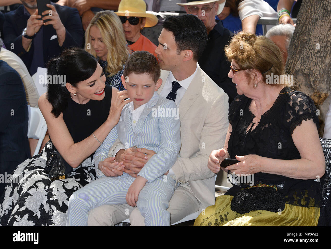 Un  Julianna Margulies - star 008 Figlio Kieran, Keith Lieberthal e sua mamma-Keith Lieberthal + Figlio Kieran - Julianna Margulies onorato con una stella sulla Hollywood Walk of Fame a Los Angeles. 1 Maggio 2015.a  Julianna Margulies - star 008 Figlio Kieran, Keith Lieberthal e sua mamma-Keith Lieberthal + Figlio Kieran ------------- Red Carpet Event, verticale, STATI UNITI D'AMERICA, industria cinematografica, celebrità, fotografia, Bestof, arte cultura e intrattenimento, Topix celebrità moda / Verticale, meglio di, evento nella vita di Hollywood - California, moquette rossa e dietro le quinte, USA, industria cinematografica, celebrità, celebriti filmato Foto Stock