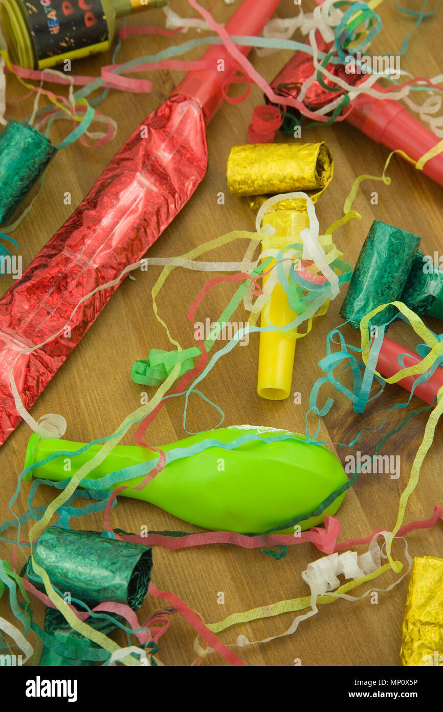 Immagine ravvicinata di decorazioni di partito,parte Poppers,Horn soffianti,streamers,palloncini, Foto Stock