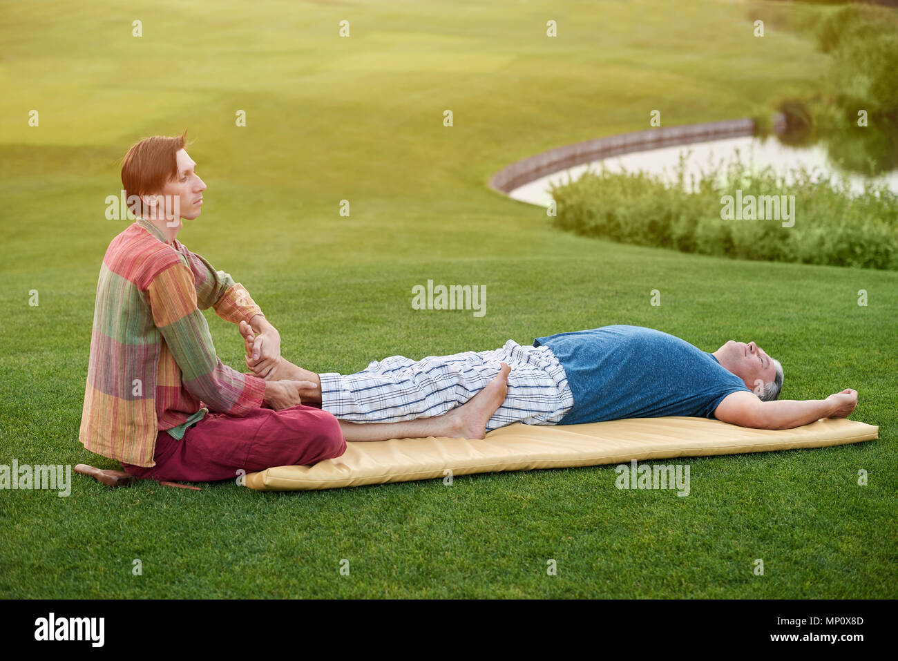 Spa e massaggio Tailandese dei piedi, belle donne rilassanti e salutari di  aromaterapia Foto stock - Alamy
