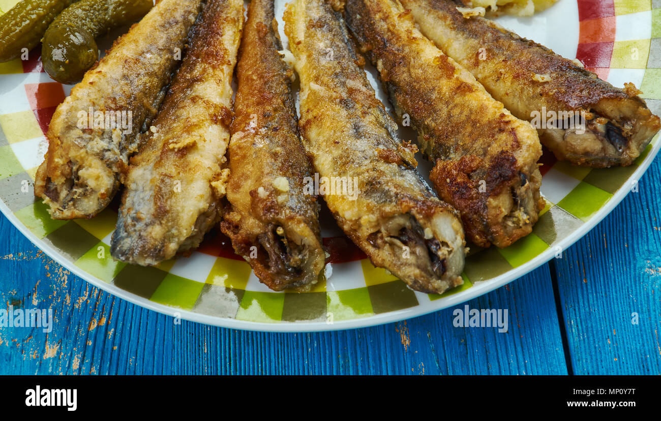 Fried navaga , fritture di pesce con verdure guarnire. Foto Stock