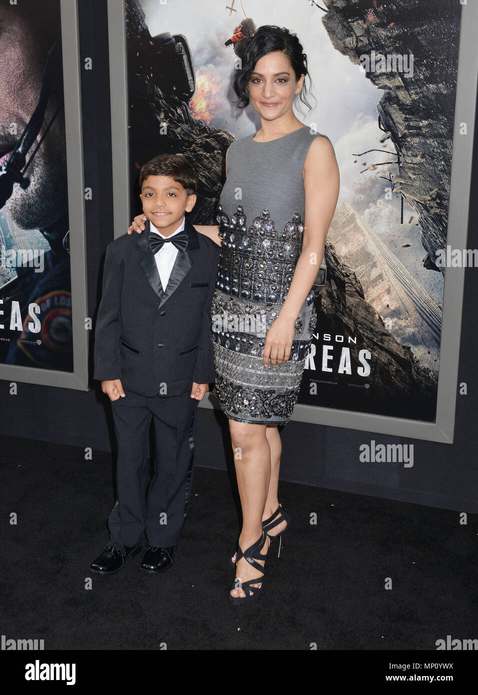 Archie Panjabi e figlio 062 presso il San Andreas Premiere al TCL Chinese Theatre di Los Angeles. Maggio 25, 2015.Archie Panjabi e figlio 062 ------------- Red Carpet Event, verticale, STATI UNITI D'AMERICA, industria cinematografica, celebrità, fotografia, Bestof, arte cultura e intrattenimento, Topix celebrità moda / Verticale, meglio di, evento nella vita di Hollywood - California, moquette rossa e dietro le quinte, USA, industria cinematografica, celebrità, movie celebrità, personaggi televisivi, musica celebrità, fotografia, Bestof, arte cultura e intrattenimento, Topix, verticale, famiglia da dall'anno , 2015, inchiesta tsuni@Gamma-USA.co Foto Stock