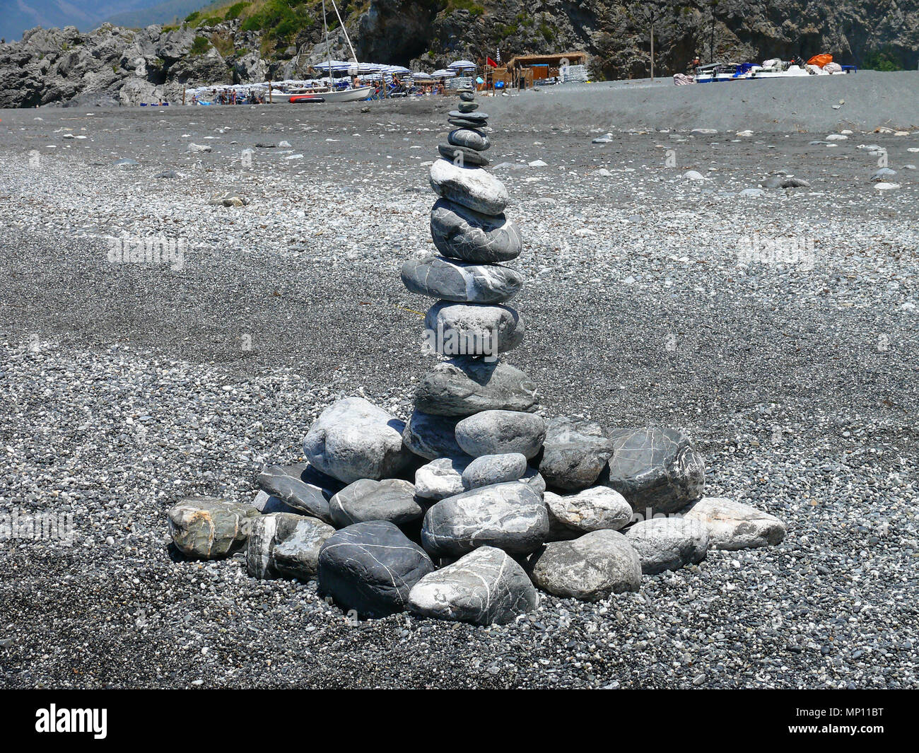 Bella terra sassosa arte su nero calabrese spiaggia ghiaiosa vicino Isola Dino Foto Stock