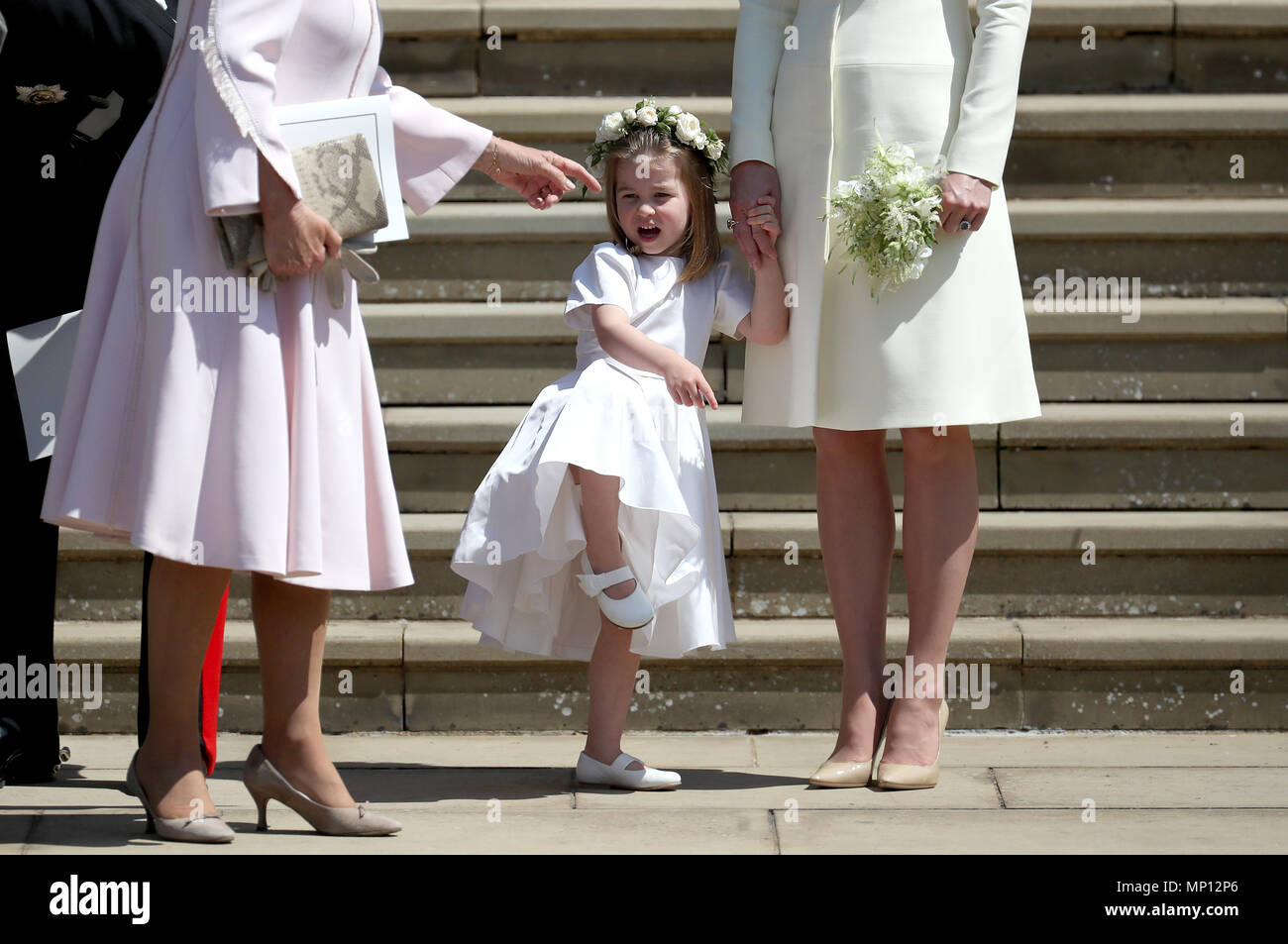 Princess Charlotte lascia alla cappella di San Giorgio nel Castello di Windsor dopo le nozze del principe Harry e Meghan Markle. Foto Stock