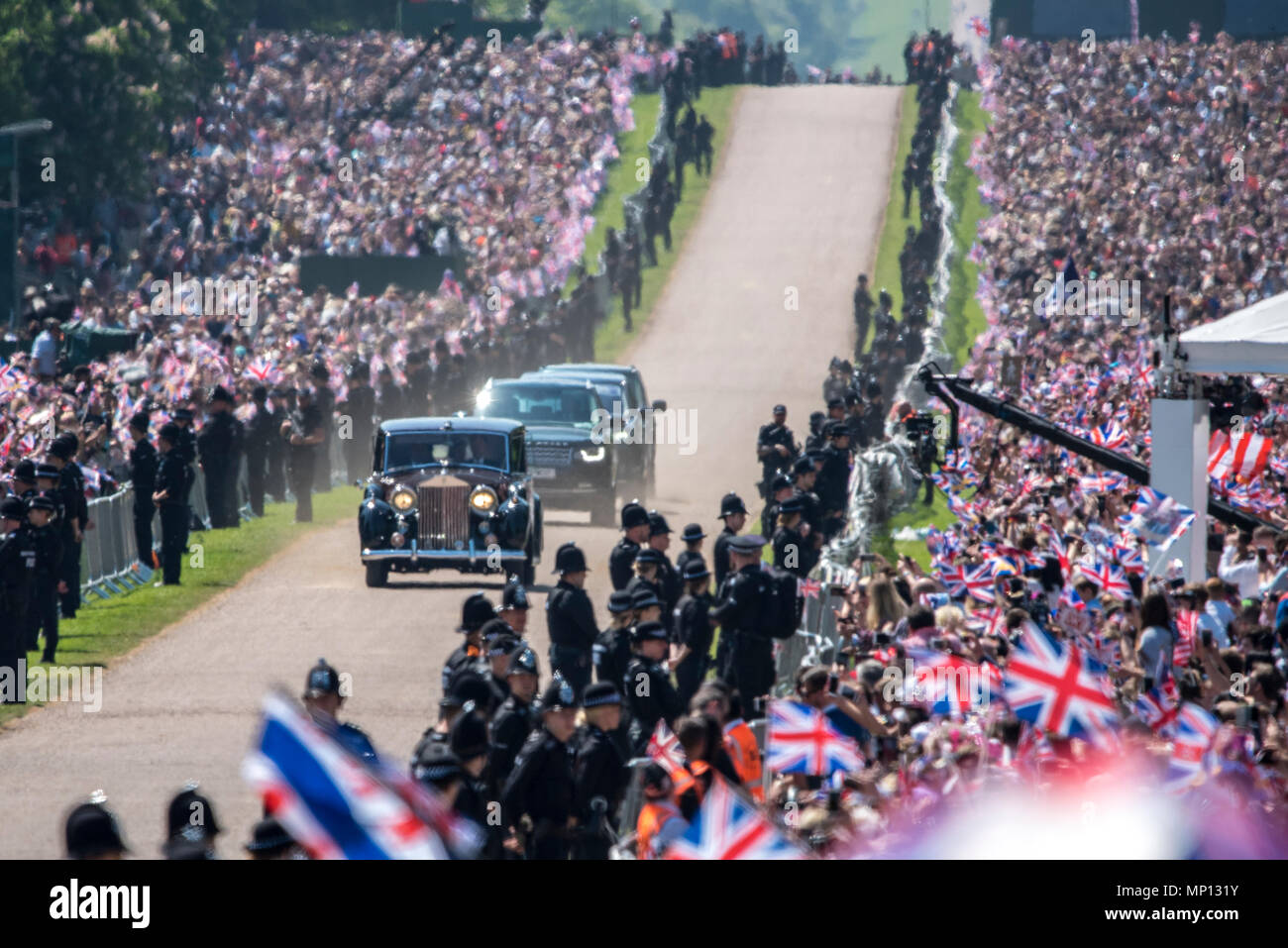 19 Maggio 2018 - Prima del Royal Wedding nel castello di Windsor per il principe Harry, Meghan Markle della madre, Ragland Doria, percorsa con lei al castello di Windsor in auto. Doria è stata fotografata a piangere in auto. Ventilatori lungo la lunga passeggiata guardato ed acclamato come l'auto passati da. Foto Stock