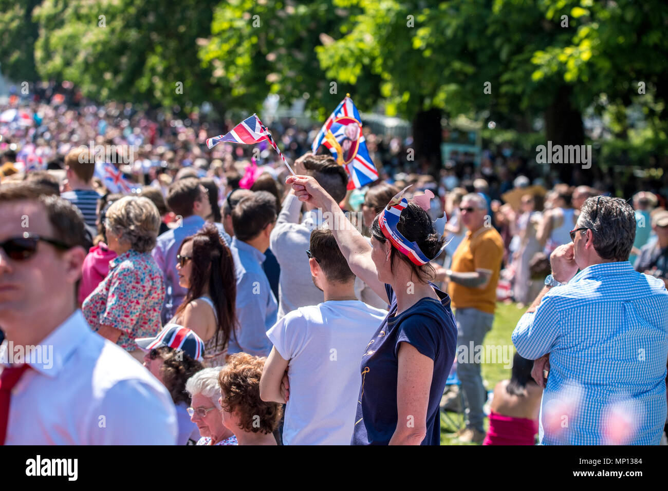 19 Maggio 2018 - 100.000 royal tifosi in attesa sulla lunga passeggiata allietare e bandiere d'onda il momento in cui il principe Harry e Meghan Markle dire il loro matrimonio i voti e di diventare marito e moglie nel Castello di Windsor Foto Stock