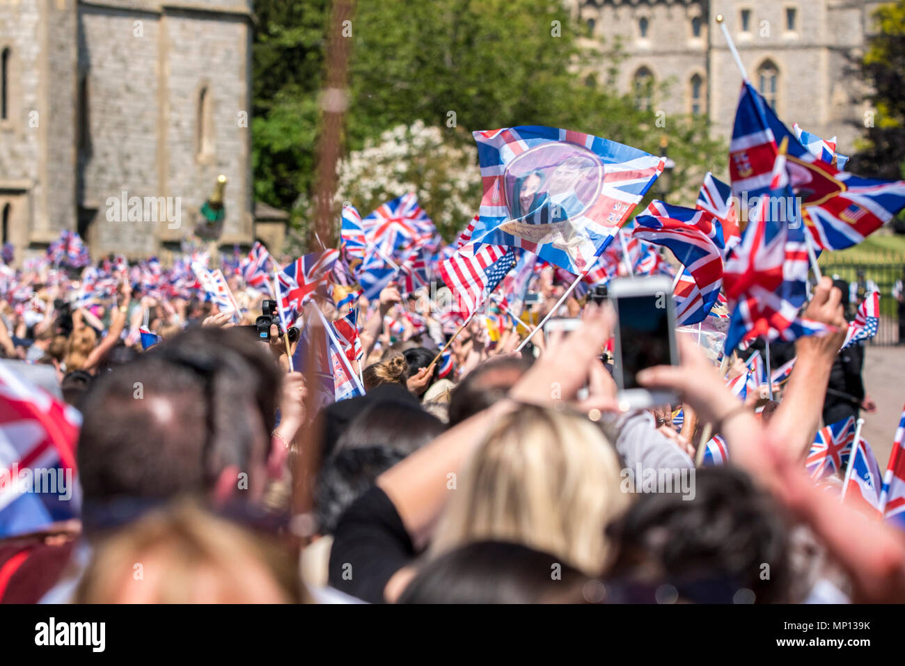 19 Maggio 2018 - 100.000 royal tifosi in attesa sulla lunga passeggiata allietare e bandiere d'onda il momento in cui il principe Harry e Meghan Markle dire il loro matrimonio i voti e di diventare marito e moglie nel Castello di Windsor Foto Stock