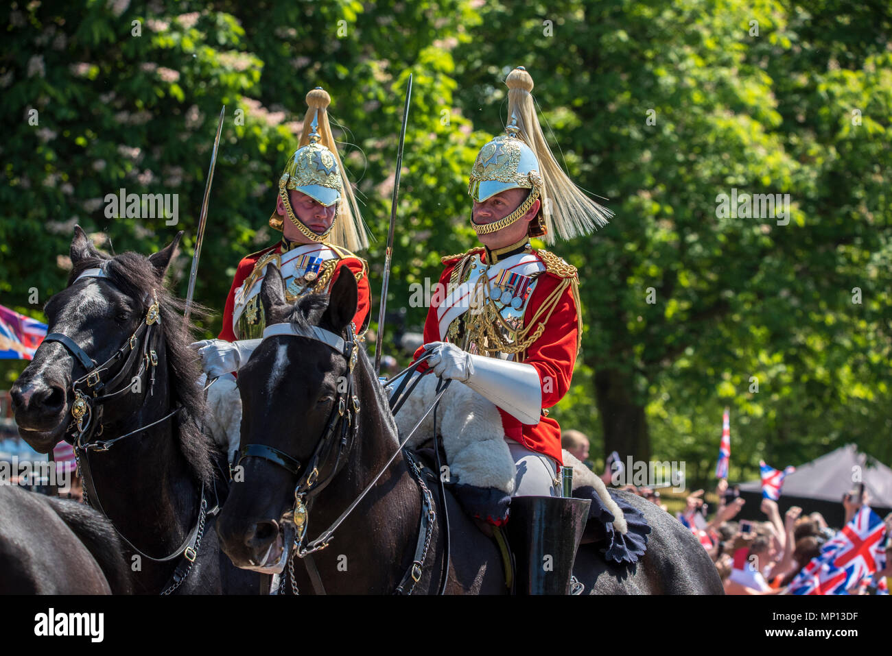 19 Maggio 2018 - La processione del principe Harry e Meghan Markle dopo il royal wedding arriva alla lunga passeggiata, come oltre 100.000 tifosi allietare su entrambi i lati del percorso. La coppia reale sono ora chiamato il Duca e la Duchessa di Sussex. Foto Stock