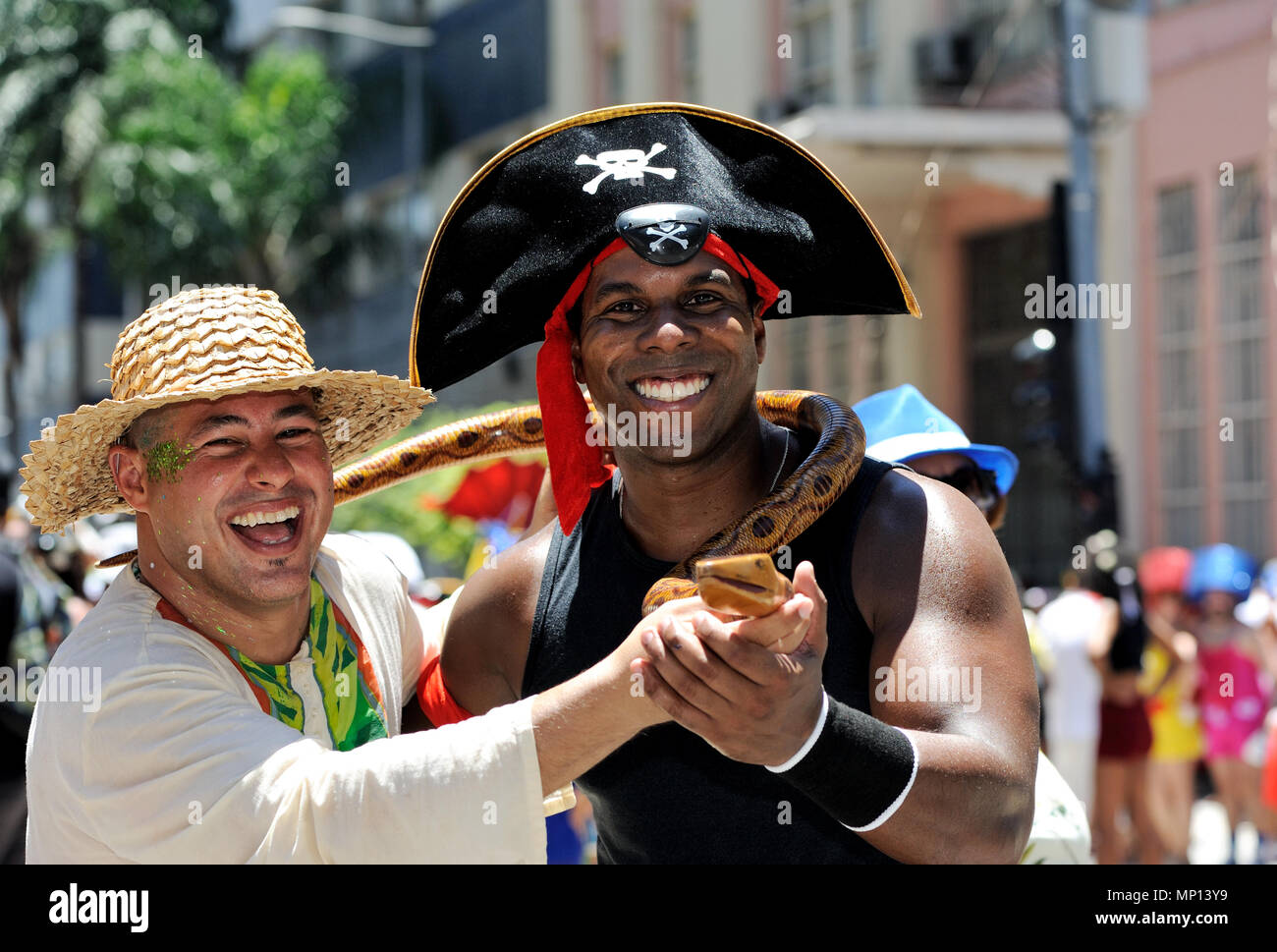 Sud America, Rio de Janeiro, Brasile - 31 gennaio 2016: I festaioli mascherati che si divertono molto durante la festa annuale di blocco conosciuta come Escravos da Maua Foto Stock