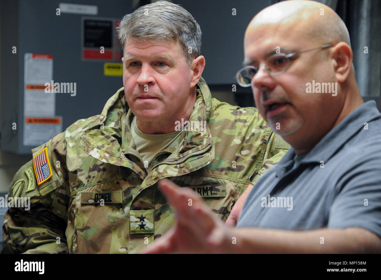 Bill Miranda, specialista di radar, Alaska sistema radar, mutandine delle funzionalità per il lungo raggio sito radar in Utqiaġvik, Alaska, per il Mag. Gen. Mark O'Neil, comandante generale, US Army Alaska, 14 marzo, come parte degli Stati Uniti Esercito Alaska-led forza congiunta terra comando di componente a sostegno dell Alaska del comando esercizio Arctic Edge 18 condotta sotto l'autorità degli Stati Uniti Comando Nord. Arctic Edge 2018 è una biennale su grande scala, joint-esercizio che prepara e prove il militare degli Stati Uniti è la sua capacità di operare tatticamente nel freddo estremo-Condizioni meteorologiche rilevate in ambienti artici. Foto Stock