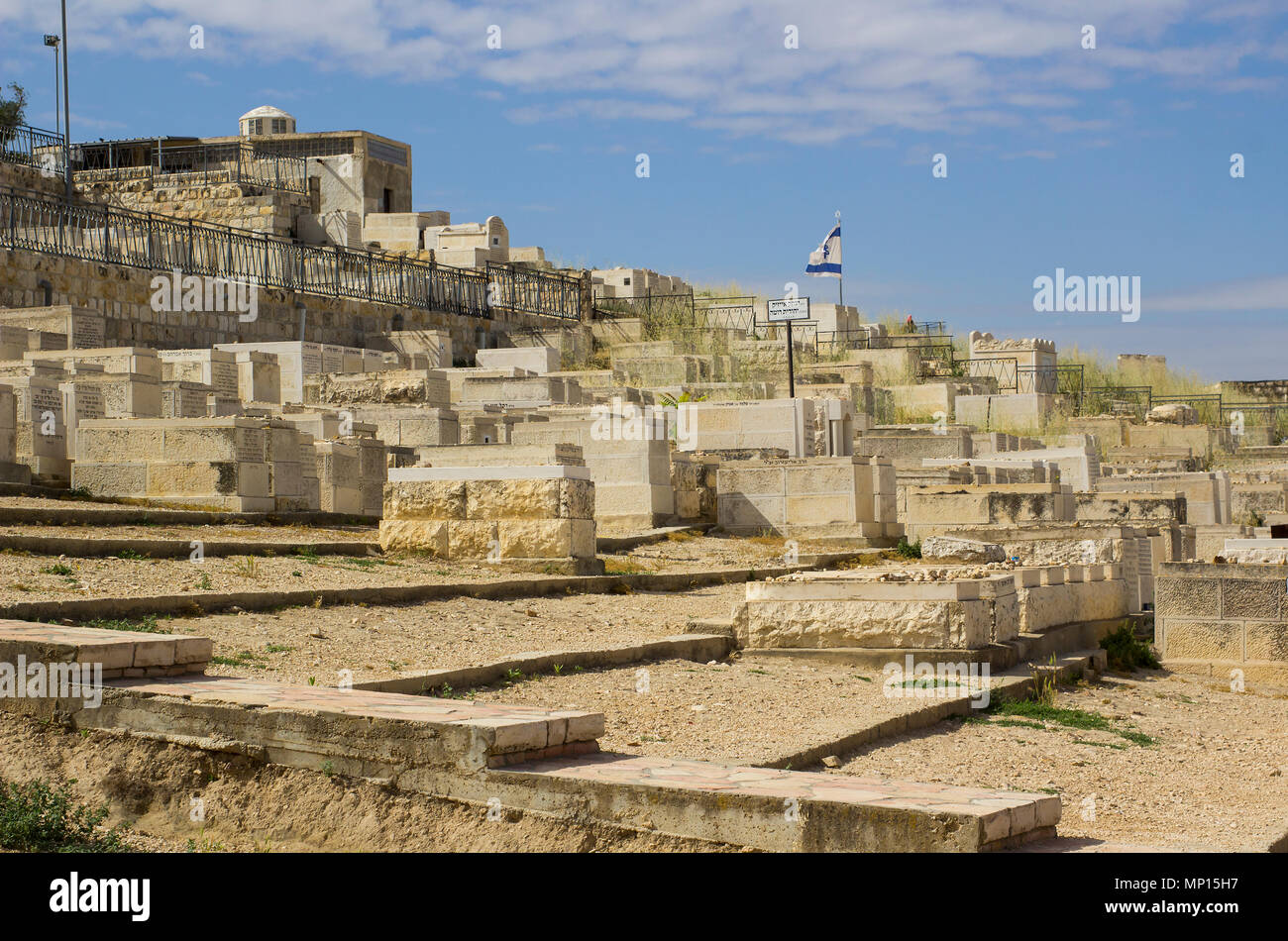 Una vista attraverso il cimitero ebraico si trova sul monte santo di olive affacciato sulla valle del Cedro nella città di Gerusalemme in Israele Foto Stock