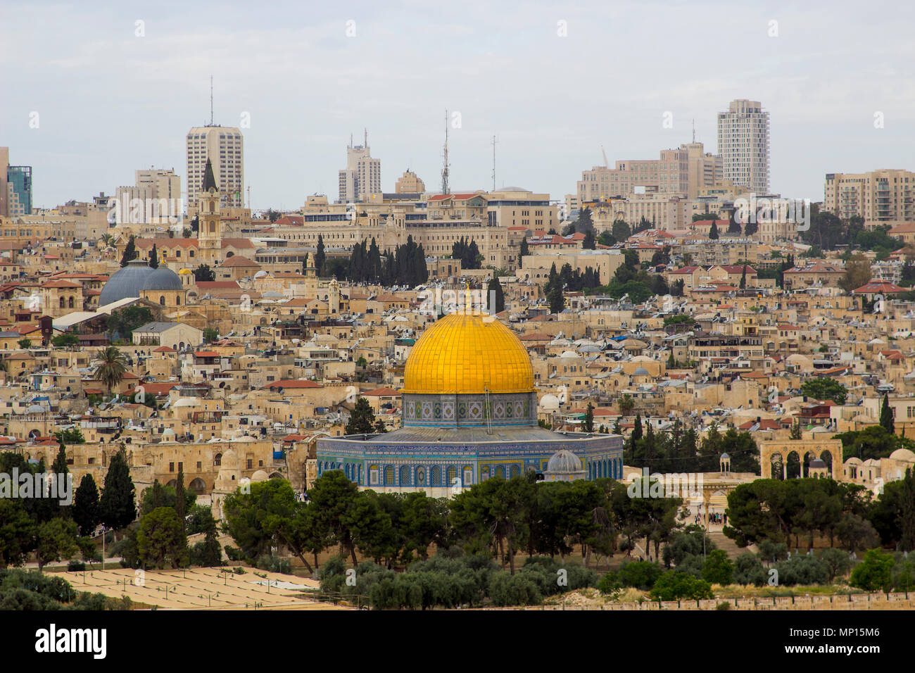 Una vista della Cupola islamica della moschea di roccia dall'antico monte degli Ulivi si trova a est della città vecchia di Gerusalemme Foto Stock