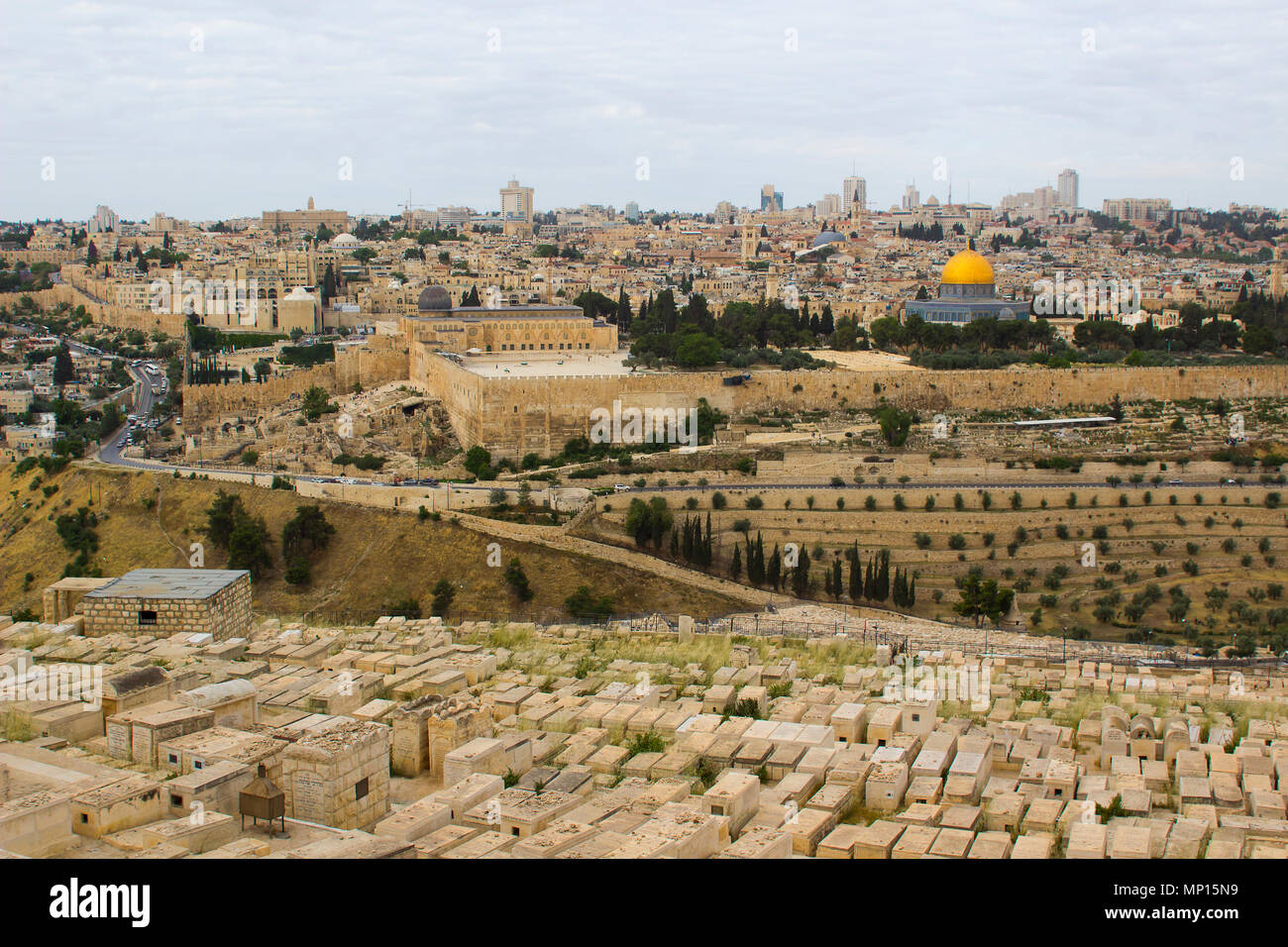 Una vista della Cupola islamica della moschea di roccia dall'antico monte degli Ulivi si trova a est della città vecchia di Gerusalemme Foto Stock