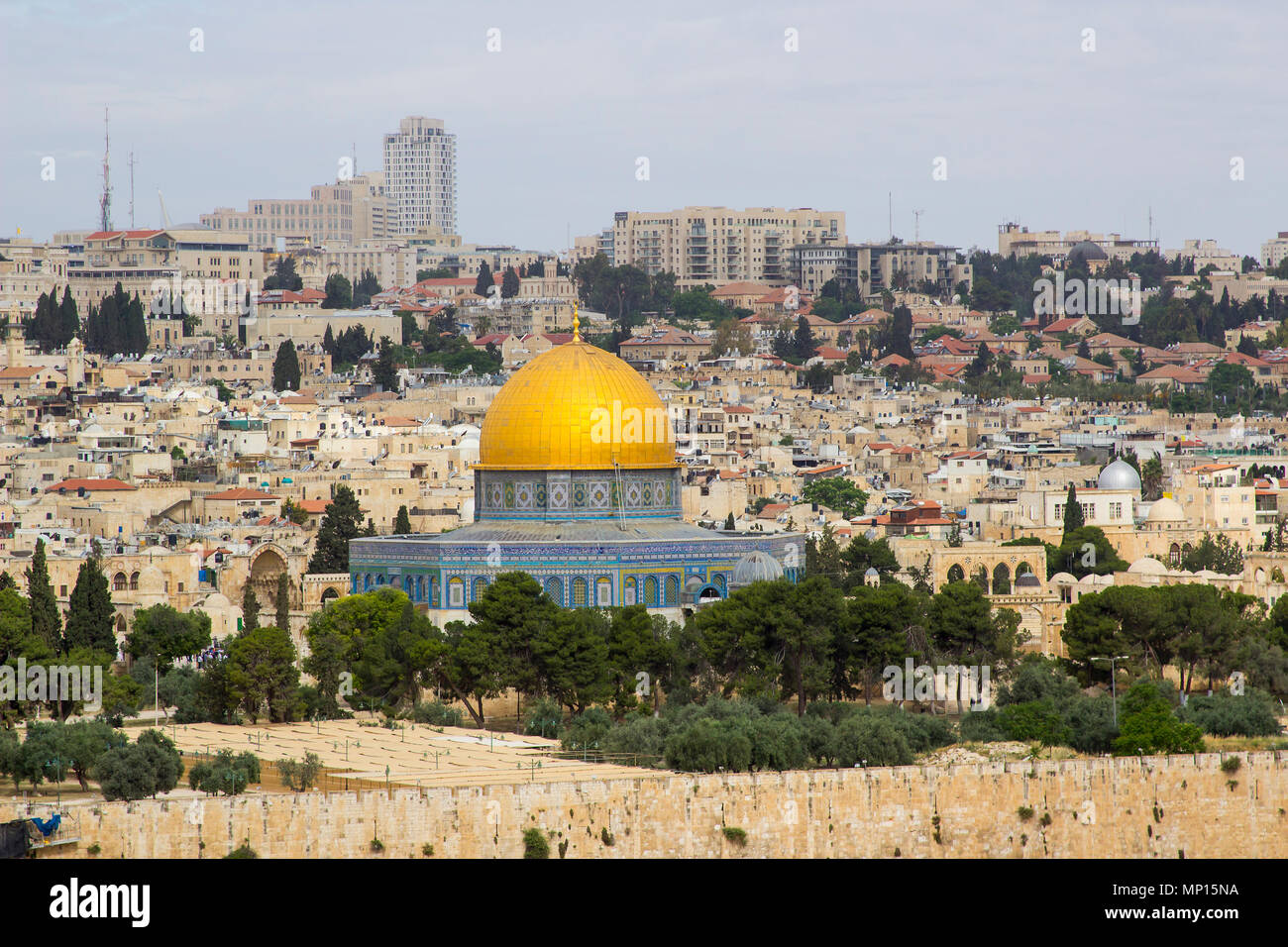 Una vista della Cupola islamica della moschea di roccia dall'antico monte degli Ulivi si trova a est della città vecchia di Gerusalemme Foto Stock
