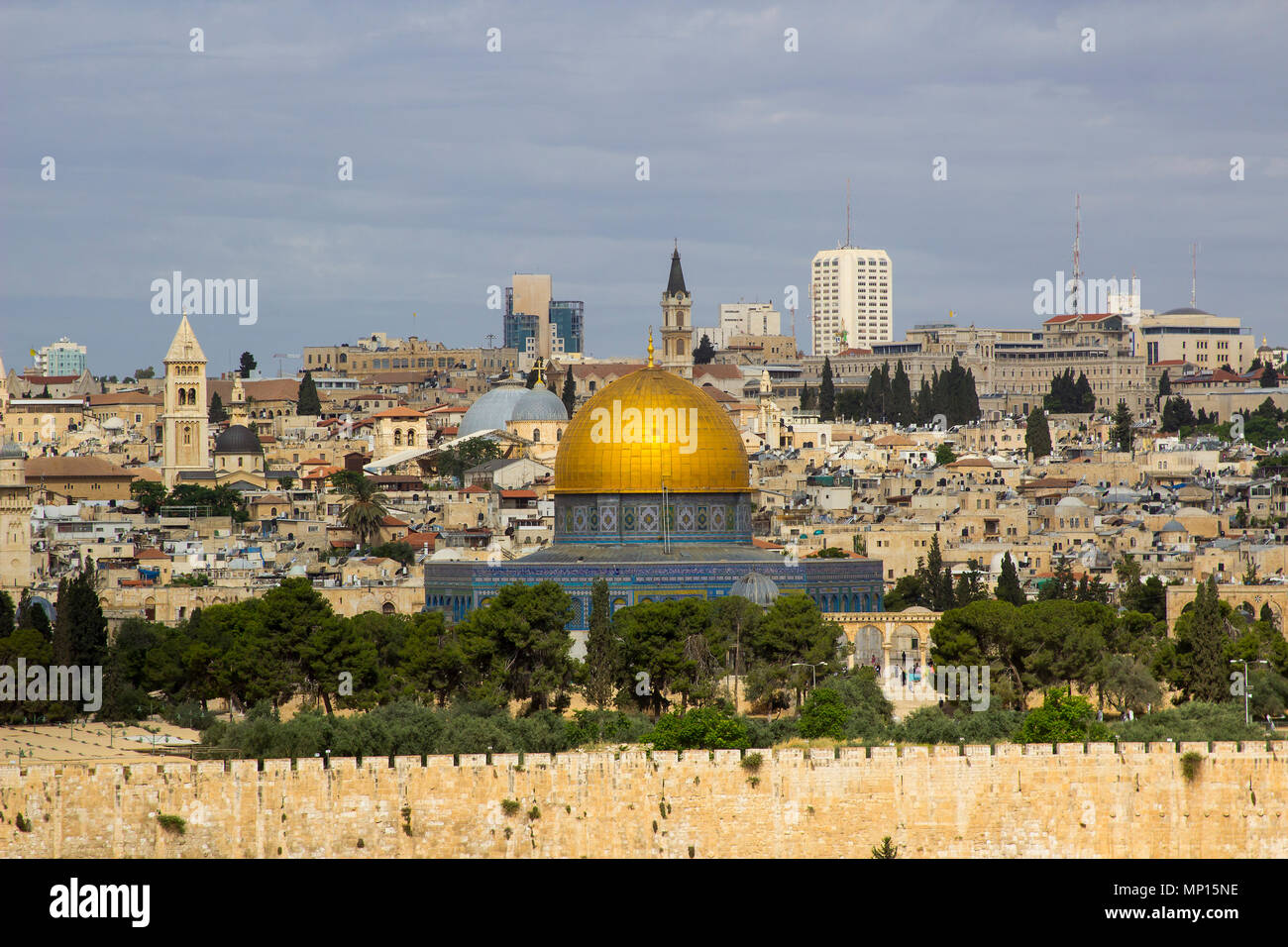 Una vista della Cupola islamica della moschea di roccia dall'antico monte degli Ulivi si trova a est della città vecchia di Gerusalemme Foto Stock