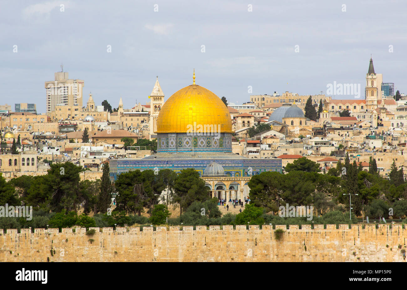 Una vista della Cupola islamica della moschea di roccia dall'antico monte degli Ulivi si trova a est della città vecchia di Gerusalemme Foto Stock