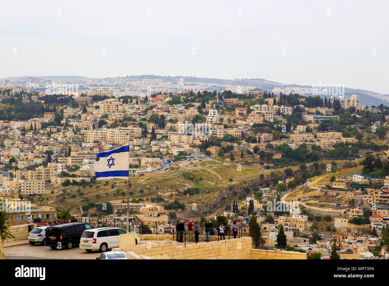 8 maggio 2018 una vista di una bandiera israeliana che fluttua nel vento sul Monte degli Ulivi con la famosa città di Gerusalemme Israele in background Foto Stock