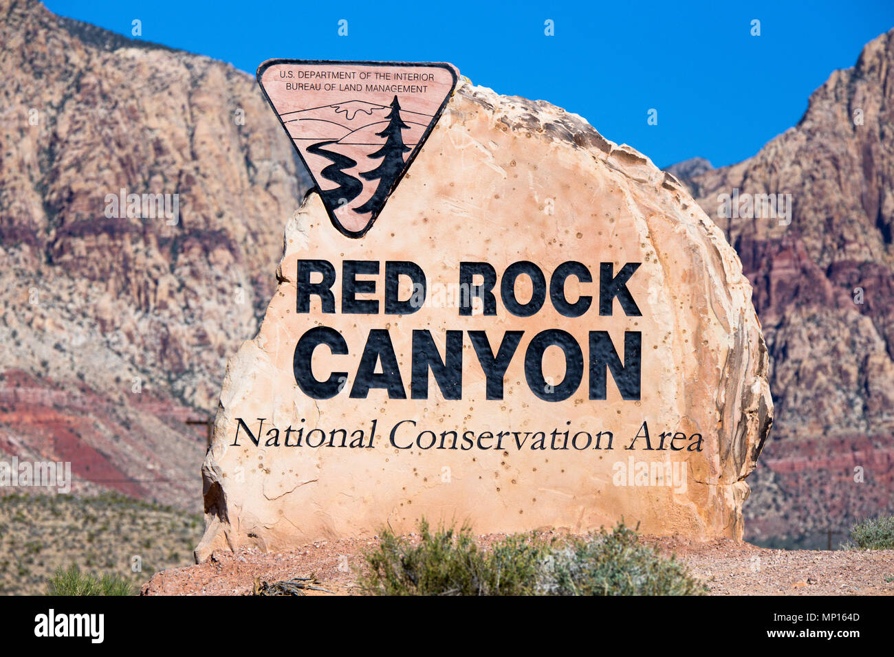Rock boulder segno per il Red Rock Canyon a Las Vegas Nevada con le montagne sullo sfondo Foto Stock