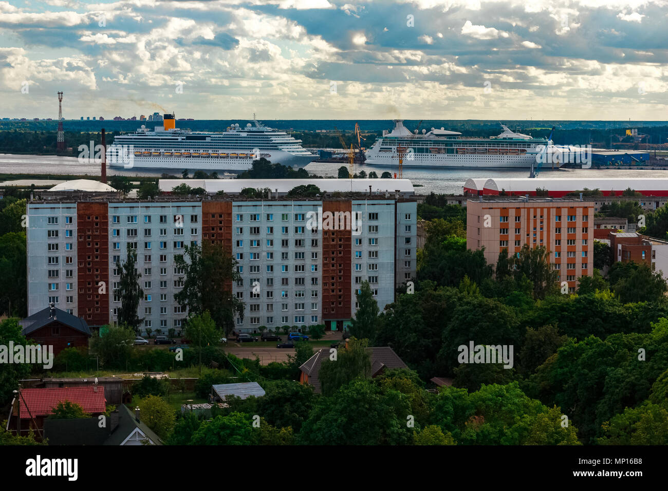 Due navi da crociera in Riga. Tour viaggi e servizi spa Foto Stock