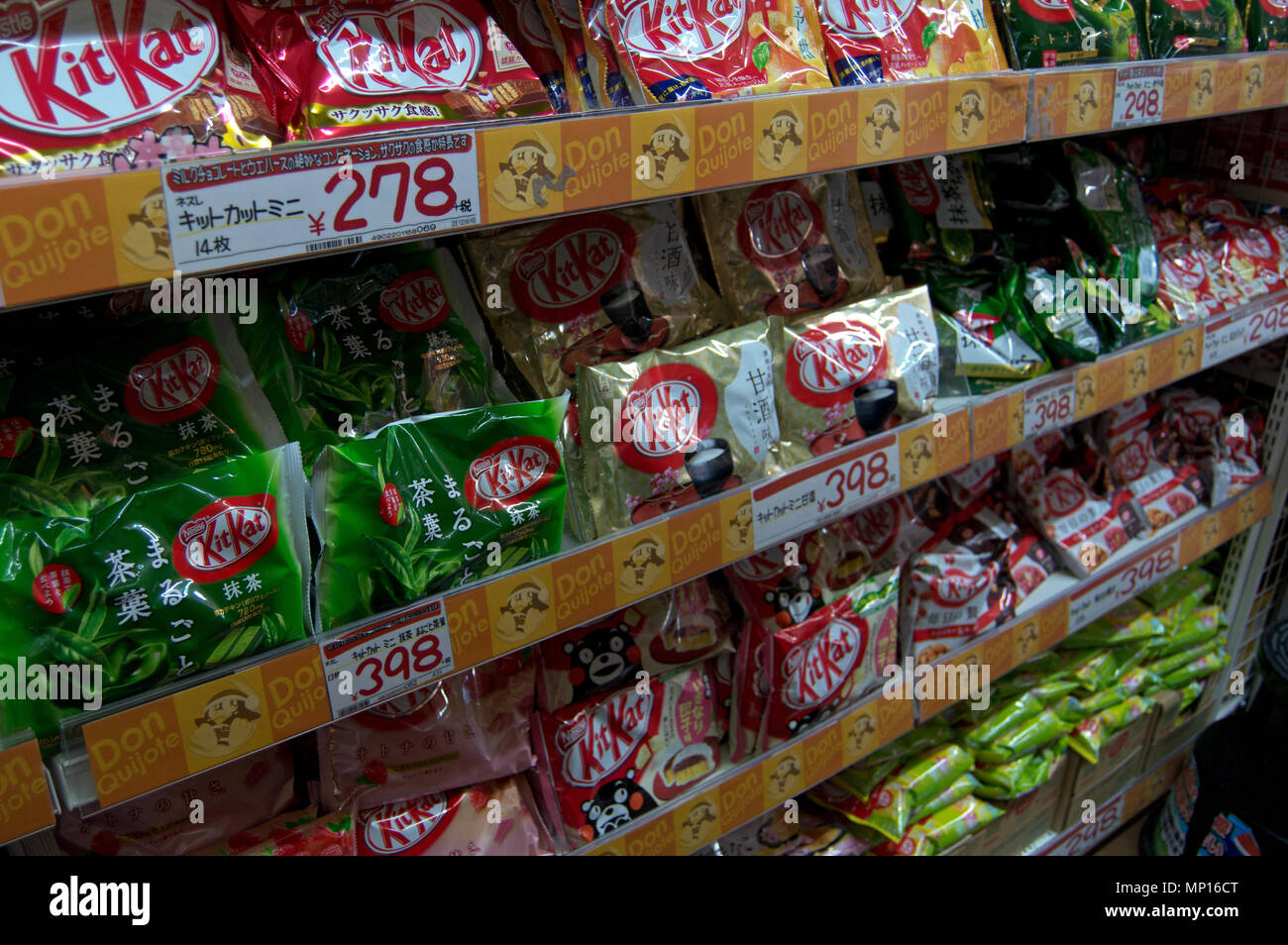 Selezione di differenti aromatizzati KitKat barrette di cioccolato in Don Quijote, Giappone Foto Stock