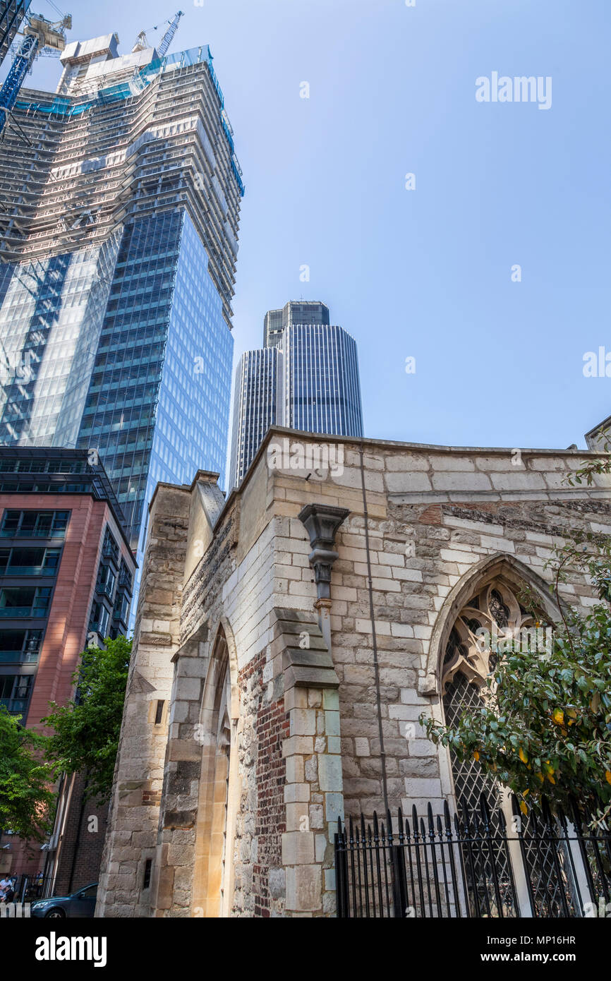 St Helen's Chiesa, Bishopsgate in primo piano con 22 Bishopsgate in costruzione e la torre 42 nella città di Londra Foto Stock