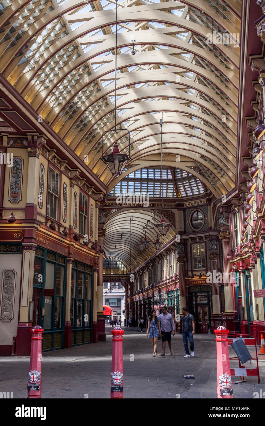 Leadenhall Market nella City di Londra, progettato da Horace Jones nel 1881 Foto Stock