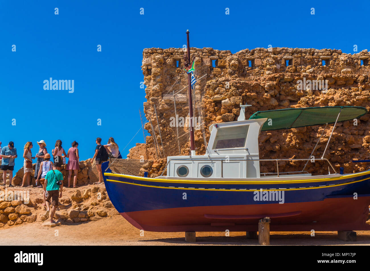 Rinnovo di un di legno barca da pesca al vecchio porto veneziano di Chania di Creta, Grecia Foto Stock
